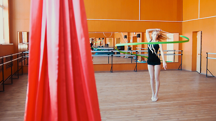 포토 JPG 해외이미지 전신 백인 여자 리본 운동선수 실내 한명 들기 성인 우아함 연습 리듬체조 리듬체조선수 성인여자한명만 해외포토 서양인 1 스포츠 컨셉 모션 사람 내부 여자한명만 성인여자만 파일형식 이미지허브