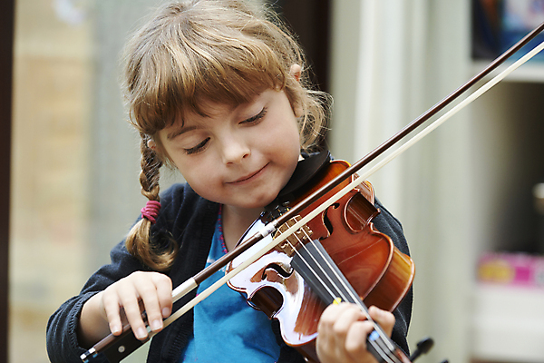 포토 JPG 해외이미지 백인 여자 어린이 악기 음악 놀이 수업 한명 사람 취미 가로 집중 연습 바이올린 바이올리니스트 해외포토 서양인 1 교육 컨셉 현악기 문화예술 연주자 파일형식 이미지허브
