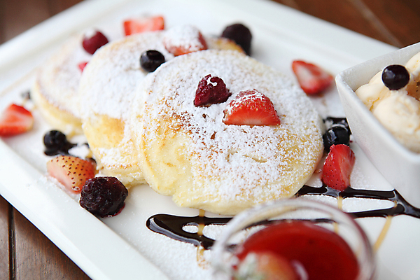 포토 JPG 해외이미지 접시 딸기 디저트 실내 사람없음 달콤 팬케이크 건포도 나무탁자 수플레 슈가파우더 초코시럽 스타일 해외포토 식기 음식 과일 탁자 포도 내부 케이크 초콜릿 맛 시럽 건과일 파일형식 이미지허브