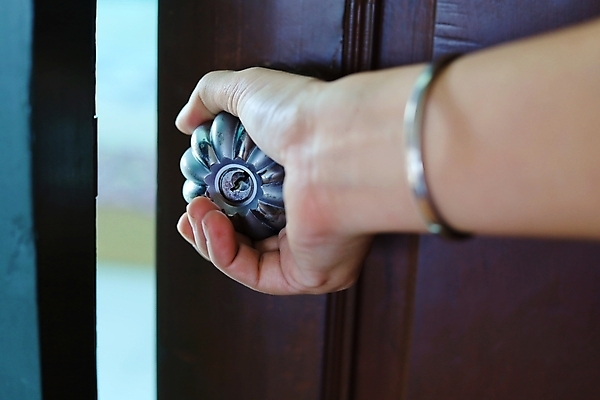 포토 JPG 해외이미지 손 디자인 건축양식 가정 열쇠 출입구 주택 실내 손잡이 안전 사람없음 내부 목재 장식 갈색 문 금속 방 오픈 원형 구멍 보호 입장 오브젝트 시작 질감 잠금 보안 대문 열쇠구멍 문고리 노크 놋쇠 사생활 철강 해외포토 도형 나무 건축 컬러 컨셉 재료 재질 건물 신체부위 파일형식 이미지허브