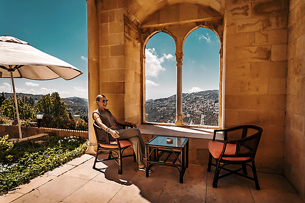 포토 JPG 해외이미지 전통 라이프스타일 여자 행복 여행 중동 건축양식 창문 자연 탁자 호텔 휴가 휴식 산 한명 사람 풍경 성인 야외 여름 여행객 평화 식당 카페 수확 고급 아치 휴양지 아랍어 해외포토 1 계절 건축 감정 나라 가구 컨셉 농업 숙소 생활 상점 장소 생태계 파일형식 이미지허브