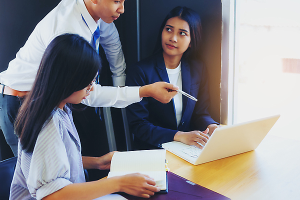 포토 JPG 해외이미지 직업 손 남자 컨셉 회사 비즈니스 사업가 통신 성공 회의 협력 설계 악수 함께함 협상 사람 성인 세명 사무실 믿음 거래 흰색 업무 작업 비즈니스맨 비즈니스우먼 그룹 토론 종업원 동료 계약 경영자 문서 경영 지원 콜라보레이션 해외포토 여자 감정 컬러 관계 손짓 신체부위 직장인 리더 파일형식 이미지허브