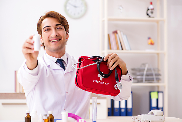 포토 JPG 해외이미지 남자 실내 한명 들기 상반신 성인 앞모습 의사 구급상자 손내밀기 보여주기 성인남자한명만 해외포토 1 뷰포인트 모션 사람 손짓 내부 의료진 의료용품 남자한명만 성인남자만 파일형식 이미지허브