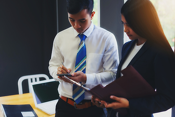 포토 JPG 해외이미지 직업 손 남자 컨셉 회사 비즈니스 사업가 통신 성공 회의 협력 설계 악수 함께함 협상 사람 성인 두명 사무실 믿음 거래 흰색 업무 작업 비즈니스맨 비즈니스우먼 그룹 토론 종업원 동료 계약 경영자 문서 경영 지원 콜라보레이션 해외포토 여자 감정 컬러 관계 손짓 신체부위 직장인 리더 파일형식 이미지허브