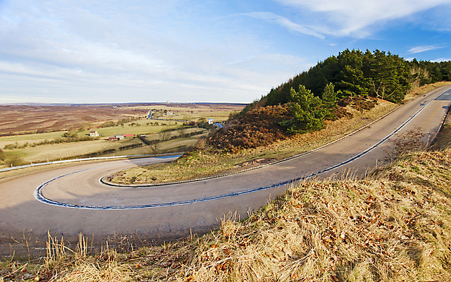 포토 JPG 해외이미지 나무 영어 도로 길 여행 하늘 영국 잉글랜드 숙이기 풍경 사람없음 파란색 시골 고속도로 모서리 아스팔트 요크셔테리어 멀리 삼림지대 해외포토 식물 문자 유럽 컬러 포즈 교통시설 숲 테리어 파일형식 이미지허브
