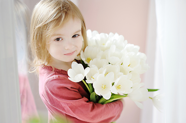 포토 JPG 해외이미지 백인 1 응시 여자 꽃 감정 얼굴 어린이 컨셉 꽃무늬 창문 실내 3 한명 이벤트 가로 여름 금발 햇빛 뷰티 노란색 축제 희망 봄 꿈 튤립 흰색 축하 잡기 다발 걸음마 많음 해외포토 서양인 식물 헤어스타일 시선 계절 컬러 무늬 모션 사람 내부 신체부위 태양 파일형식 이미지허브