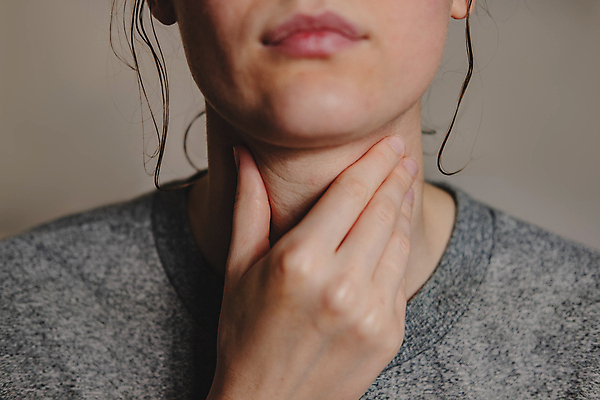 포토 JPG 해외이미지 여자 회색배경 건강 한명 근접촬영 상반신 성인 앞모습 건강관리 고통 잡기 목 목감기 목통증 성인여자한명만 해외포토 1 감정 뷰포인트 백그라운드 모션 관리 사람 신체부위 회색 감기_질병 여자한명만 성인여자만 파일형식 이미지허브