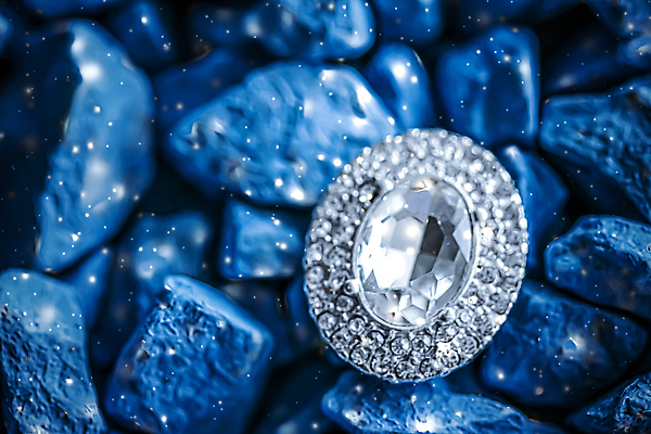 포토 JPG 해외이미지 장신구 실내 사람없음 귀걸이 조약돌 화려 우아함 보석 파란배경 다이아몬드 해외포토 백그라운드 컨셉 내부 파란색 돌_바위 광석 파일형식 이미지허브