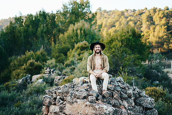 포토 JPG 해외이미지 백인 1 라이프스타일 손 응시 공원 남자 행복 유럽 여유 얼굴 벽 수염 창조 사랑 한명 웃음 사람 20대 성인 야외 30대 유행 흰색 자신감 시원함 피부 리빙 진실 스타일 해외포토 서양인 시선 공공시설 감정 나라 컬러 표정 청년 생활 신체부위 장년 파일형식 이미지허브
