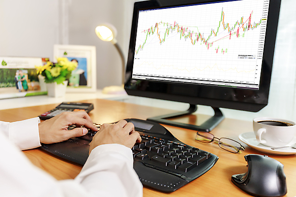 포토 JPG 해외이미지 손 그래프 신체부위 컴퓨터 사무실 키보드 주식 투자 해외포토 비즈니스 사람 금융 전자제품 파일형식 이미지허브