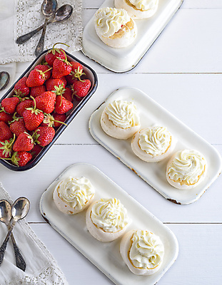 포토 JPG 해외이미지 딸기 디저트 실내 사람없음 케이크 머랭 파블로바 해외포토 음식 과일 내부 파일형식 이미지허브