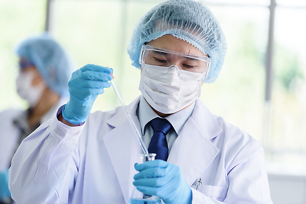 포토 JPG 해외이미지 응시 여자 남자 실험 들기 사람 동양인 성인 두명 아웃포커스 가르침 실험실 과학자 시험관 유리막대 성인만 해외포토 직업 시선 교육 과학 모션 촬영기법 실험기구 인종 막대 학자 파일형식 이미지허브