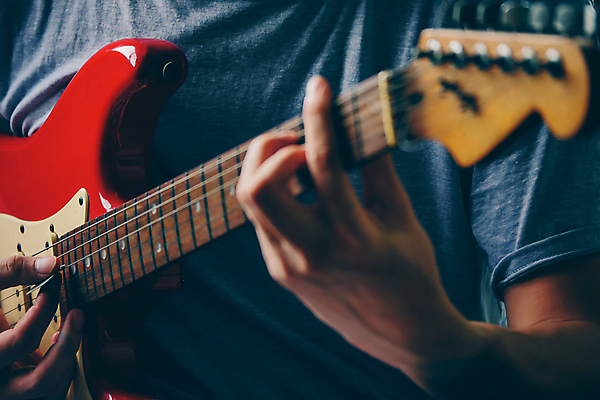 포토 JPG 해외이미지 손 남자 연주 실내 한명 상반신 성인 앞모습 기타 일렉기타 기타리스트 성인남자한명만 해외포토 1 음악 뷰포인트 현악기 사람 내부 신체부위 연주자 남자한명만 성인남자만 파일형식 이미지허브