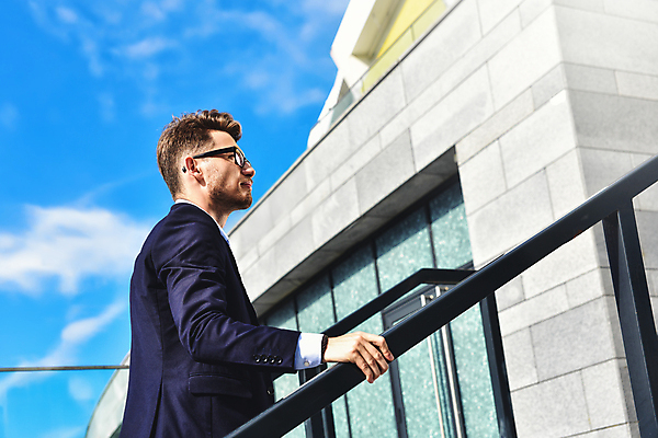 포토 JPG 해외이미지 백인 직업 남자 컨셉 비즈니스 성공 거리 한명 사람 정장 야외 건물 사무실 걷기 계단 놀람 성장 도시 업무 비즈니스맨 자신감 정상 시원함 만족 경영자 리더 단계 감탄 경영 우수 인기 해외포토 서양인 1 건축물 옷 감정 모션 표정 작업 직장인 절기 파일형식 이미지허브