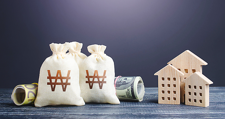 포토 JPG 해외이미지 컨셉 돈 회색배경 부동산 사람없음 원화 돈자루 재산 가격 건축모형 가치 평가 부동산가격 비용 해외포토 백그라운드 금융 경제 모형 회색 파일형식 이미지허브