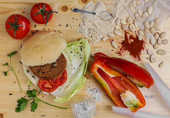 포토 JPG 해외이미지 토마토 유리병 파프리카 패스트푸드 실내 사람없음 하이앵글 숟가락 햄버거 양상추 인스턴트 정크푸드 소금 패티 햄버거빵 종이호일 나무배경 해외포토 음식 빵 뷰포인트 백그라운드 채소 병_용기 수저 내부 파일형식 이미지허브