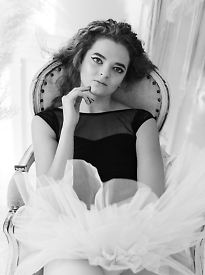 포토 JPG 해외이미지 백인 응시 여자 의자 흑백 실내 한명 사람 상반신 성인 앞모습 뷰티 기댐 우아함 발레 발레리나 발레복 성인여자한명만 해외포토 서양인 1 시선 옷 뷰포인트 가구 컨셉 모션 촬영기법 내부 춤 여자한명만 성인여자만 파일형식 이미지허브