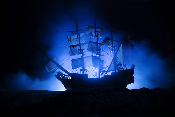 포토 JPG 해외이미지 실루엣 백그라운드 사람없음 파란색 빛 연기 신비 해적선 돛대 해외포토 컬러 컨셉 배_교통 촬영기법 파일형식 이미지허브