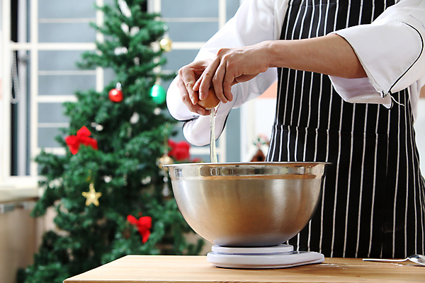 포토 JPG 해외이미지 남자 실내 한명 들기 상반신 성인 옆모습 크리스마스트리 제과 계란 붓기 전자저울 믹싱볼 성인남자한명만 해외포토 1 그릇 뷰포인트 크리스마스 모션 저울 사람 내부 제과제빵 알 남자한명만 성인남자만 파일형식 이미지허브