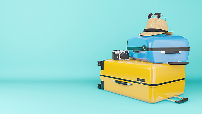 포토 JPG 해외이미지 여행 휴가 사람없음 파란색 3D 캐리어 출발 밀짚모자 수화물 카피스페이스 해외포토 모자_잡화 컬러 컨셉 여행가방 공백 디지털합성 파일형식 이미지허브