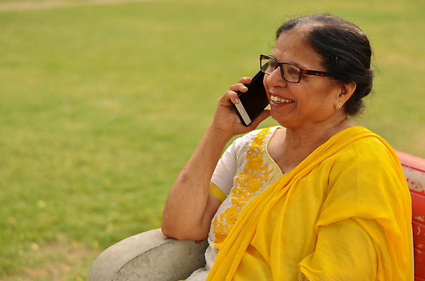 포토 JPG 해외이미지 1 라이프스타일 여자 행복 얼굴 백그라운드 컨셉 자연 엄마 모바일 휴가 휴식 세포 따뜻함 한명 미소 사람 성인 야외 초록색 여름 스마트폰 핸드폰 햇빛 뷰티 노란색 표현 우아함 소프트포커스 시민 땅바닥 블러 옛날 채팅 해외포토 계절 감정 컬러 가족 바닥 촬영기법 표정 생활 신체부위 전자제품 스마트기기 태양 생태계 국민 파일형식 이미지허브