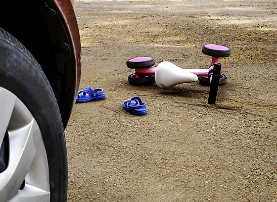 포토 JPG 해외이미지 도로 자동차 근접촬영 사람없음 야외 샌들 위험 교통사고 타이어 세발자전거 해외포토 길 육상교통 뷰포인트 신발 컨셉 교통시설 자전거 사건 파일형식 이미지허브