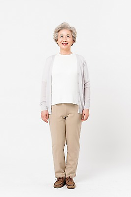 포토 JPG 스튜디오촬영 전신 응시 여자 노년 할머니 실내 한명 서기 미소 웃음 사람 일상 앞모습 실버라이프 한국인 60대 흰배경 노인여자한명만 국내포토 1 라이프스타일 시선 뷰포인트 백그라운드 모션 표정 동양인 성인 내부 라이프 흰색 여자한명만 노인여자만 파일형식