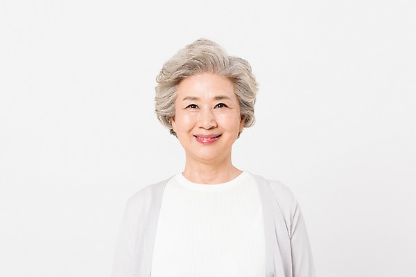 포토 JPG 스튜디오촬영 응시 여자 노년 할머니 실내 한명 서기 미소 웃음 사람 상반신 일상 앞모습 실버라이프 한국인 60대 흰배경 노인여자한명만 국내포토 1 라이프스타일 시선 뷰포인트 백그라운드 모션 표정 동양인 성인 내부 라이프 흰색 여자한명만 노인여자만 파일형식