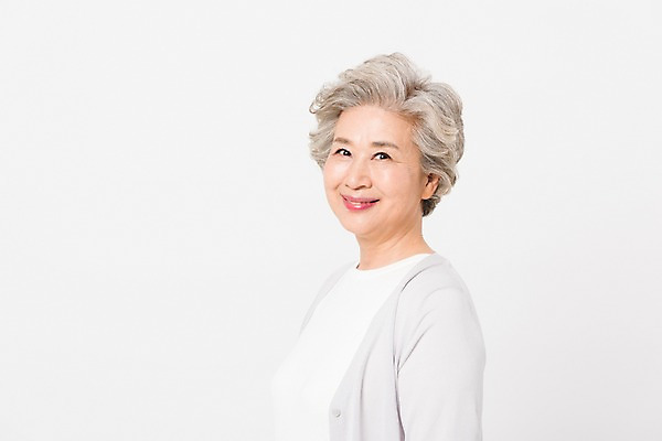 포토 JPG 스튜디오촬영 응시 여자 노년 할머니 실내 한명 서기 미소 웃음 사람 상반신 일상 옆모습 실버라이프 한국인 60대 흰배경 노인여자한명만 국내포토 1 라이프스타일 시선 뷰포인트 백그라운드 모션 표정 동양인 성인 내부 라이프 흰색 여자한명만 노인여자만 파일형식