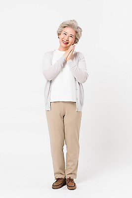 포토 JPG 스튜디오촬영 전신 응시 여자 노년 할머니 실내 한명 서기 미소 웃음 사람 일상 앞모습 실버라이프 한국인 60대 흰배경 손모으기 노인여자한명만 국내포토 1 라이프스타일 시선 뷰포인트 백그라운드 모션 표정 동양인 손짓 성인 내부 라이프 흰색 여자한명만 노인여자만 파일형식
