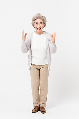 포토 JPG 스튜디오촬영 전신 응시 여자 노년 할머니 실내 한명 서기 미소 사람 일상 앞모습 실버라이프 기쁨 한국인 60대 흰배경 노인여자한명만 국내포토 1 라이프스타일 시선 감정 뷰포인트 백그라운드 모션 표정 동양인 성인 내부 라이프 흰색 여자한명만 노인여자만 파일형식