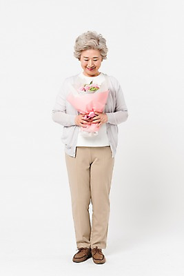 포토 JPG 스튜디오촬영 전신 응시 여자 노년 할머니 꽃다발 실내 한명 서기 미소 들기 사람 일상 앞모습 실버라이프 한국인 60대 흰배경 노인여자한명만 국내포토 1 라이프스타일 시선 꽃 뷰포인트 백그라운드 모션 표정 동양인 성인 내부 라이프 흰색 여자한명만 노인여자만 파일형식