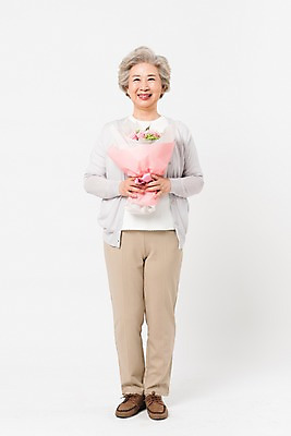 포토 JPG 스튜디오촬영 전신 응시 여자 노년 할머니 꽃다발 실내 한명 서기 미소 들기 사람 일상 앞모습 실버라이프 한국인 60대 흰배경 노인여자한명만 국내포토 1 라이프스타일 시선 꽃 뷰포인트 백그라운드 모션 표정 동양인 성인 내부 라이프 흰색 여자한명만 노인여자만 파일형식