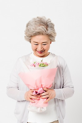 포토 JPG 스튜디오촬영 응시 여자 노년 할머니 꽃다발 실내 한명 서기 미소 들기 사람 상반신 일상 앞모습 실버라이프 한국인 60대 흰배경 노인여자한명만 국내포토 1 라이프스타일 시선 꽃 뷰포인트 백그라운드 모션 표정 동양인 성인 내부 라이프 흰색 여자한명만 노인여자만 파일형식