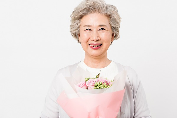 포토 JPG 스튜디오촬영 응시 여자 노년 할머니 꽃다발 실내 한명 서기 미소 들기 사람 근접촬영 상반신 일상 앞모습 실버라이프 한국인 60대 흰배경 노인여자한명만 국내포토 1 라이프스타일 시선 꽃 뷰포인트 백그라운드 모션 표정 동양인 성인 내부 라이프 흰색 여자한명만 노인여자만 파일형식 식물 컬러 인종 생활 여자만 노인만 성인만