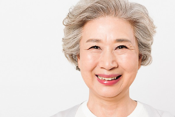 포토 JPG 스튜디오촬영 응시 여자 노년 할머니 얼굴 실내 한명 서기 미소 사람 근접촬영 일상 앞모습 신체부위 실버라이프 한국인 60대 흰배경 노인여자한명만 국내포토 1 라이프스타일 시선 뷰포인트 백그라운드 모션 표정 동양인 성인 내부 라이프 흰색 여자한명만 노인여자만 파일형식