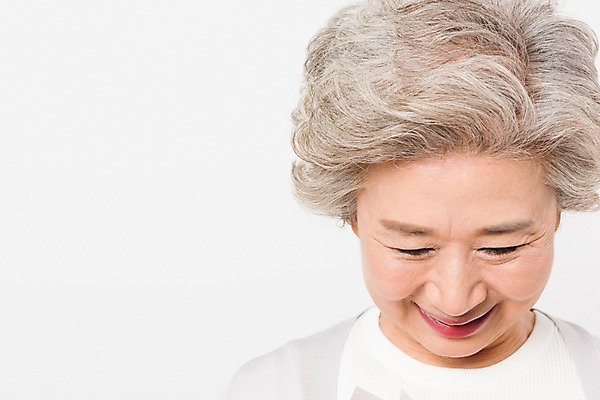 포토 JPG 스튜디오촬영 응시 여자 노년 할머니 얼굴 실내 한명 서기 미소 사람 근접촬영 일상 앞모습 신체부위 실버라이프 한국인 60대 흰배경 노인여자한명만 국내포토 1 라이프스타일 시선 뷰포인트 백그라운드 모션 표정 동양인 성인 내부 라이프 흰색 여자한명만 노인여자만 파일형식 컬러 인종 생활 여자만 노인만 성인만