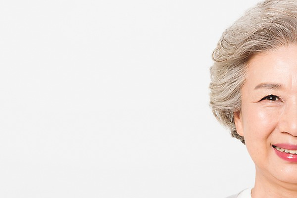 포토 JPG 스튜디오촬영 응시 여자 노년 할머니 얼굴 실내 한명 서기 미소 사람 근접촬영 일상 신체부위 실버라이프 한국인 60대 흰배경 노인여자한명만 국내포토 1 라이프스타일 시선 뷰포인트 백그라운드 모션 표정 동양인 성인 내부 라이프 흰색 여자한명만 노인여자만 파일형식