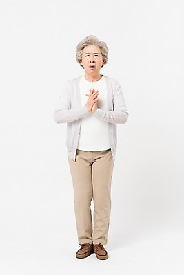 포토 JPG 스튜디오촬영 전신 여자 노년 할머니 실내 표정 한명 서기 사람 일상 앞모습 실버라이프 한국인 60대 고민 흰배경 노인여자한명만 국내포토 1 라이프스타일 감정 뷰포인트 백그라운드 모션 동양인 성인 내부 라이프 흰색 여자한명만 노인여자만 파일형식