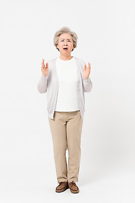 포토 JPG 스튜디오촬영 전신 여자 노년 할머니 실내 표정 한명 서기 사람 일상 앞모습 실버라이프 한국인 60대 고민 흰배경 노인여자한명만 국내포토 1 라이프스타일 감정 뷰포인트 백그라운드 모션 동양인 성인 내부 라이프 흰색 여자한명만 노인여자만 파일형식