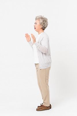 포토 JPG 스튜디오촬영 전신 여자 노년 할머니 실내 표정 한명 서기 사람 손짓 일상 옆모습 실버라이프 한국인 60대 고민 흰배경 노인여자한명만 국내포토 1 라이프스타일 감정 뷰포인트 백그라운드 모션 동양인 성인 내부 라이프 흰색 여자한명만 노인여자만 파일형식 컬러 인종 생활 여자만 노인만 성인만