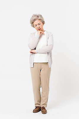 포토 JPG 스튜디오촬영 전신 여자 노년 할머니 실내 표정 한명 서기 사람 손짓 일상 앞모습 실버라이프 한국인 60대 고민 흰배경 노인여자한명만 국내포토 1 라이프스타일 감정 뷰포인트 백그라운드 모션 동양인 성인 내부 라이프 흰색 여자한명만 노인여자만 파일형식