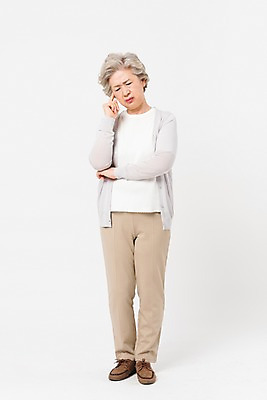 포토 JPG 스튜디오촬영 전신 여자 노년 할머니 실내 표정 한명 서기 사람 손짓 일상 앞모습 실버라이프 한국인 60대 고민 흰배경 노인여자한명만 국내포토 1 라이프스타일 감정 뷰포인트 백그라운드 모션 동양인 성인 내부 라이프 흰색 여자한명만 노인여자만 파일형식