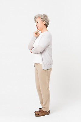 포토 JPG 스튜디오촬영 전신 여자 노년 할머니 실내 표정 한명 서기 사람 일상 옆모습 실버라이프 한국인 60대 고민 흰배경 노인여자한명만 국내포토 1 라이프스타일 감정 뷰포인트 백그라운드 모션 동양인 성인 내부 라이프 흰색 여자한명만 노인여자만 파일형식