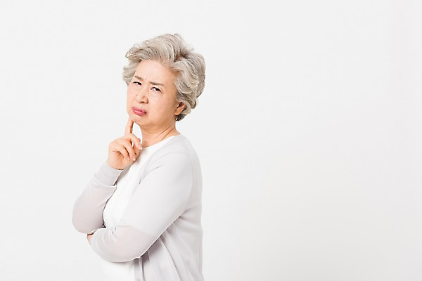 포토 JPG 스튜디오촬영 여자 노년 할머니 실내 표정 한명 서기 사람 손짓 상반신 일상 옆모습 실버라이프 한국인 60대 고민 흰배경 노인여자한명만 국내포토 1 라이프스타일 감정 뷰포인트 백그라운드 모션 동양인 성인 내부 라이프 흰색 여자한명만 노인여자만 파일형식