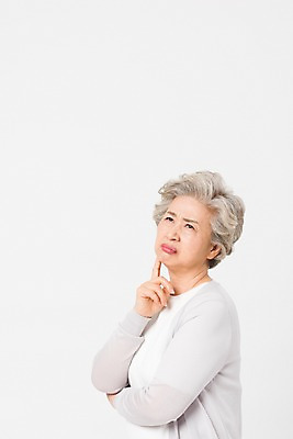 포토 JPG 스튜디오촬영 여자 노년 할머니 실내 표정 한명 서기 사람 손짓 상반신 일상 옆모습 실버라이프 한국인 60대 고민 흰배경 노인여자한명만 국내포토 1 라이프스타일 감정 뷰포인트 백그라운드 모션 동양인 성인 내부 라이프 흰색 여자한명만 노인여자만 파일형식