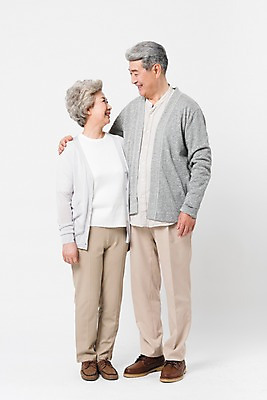 포토 JPG 스튜디오촬영 전신 응시 여자 할아버지 노년 남자 할머니 어깨동무 실내 서기 미소 사람 두명 일상 앞모습 실버라이프 노부부 다정 한국인 60대 흰배경 70대 노인만 국내포토 라이프스타일 부부 시선 뷰포인트 포즈 백그라운드 컨셉 모션 표정 동양인 성인 내부 라이프 흰색 성인만 파일형식