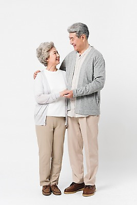 포토 JPG 스튜디오촬영 전신 응시 여자 할아버지 노년 남자 할머니 어깨동무 실내 서기 미소 사람 두명 일상 앞모습 실버라이프 노부부 다정 한국인 60대 흰배경 70대 노인만 국내포토 라이프스타일 부부 시선 뷰포인트 포즈 백그라운드 컨셉 모션 표정 동양인 성인 내부 라이프 흰색 성인만 파일형식