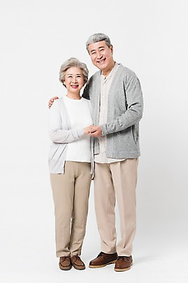 포토 JPG 스튜디오촬영 전신 응시 여자 할아버지 노년 남자 할머니 어깨동무 실내 서기 미소 사람 두명 일상 앞모습 실버라이프 노부부 다정 한국인 60대 흰배경 70대 노인만 국내포토 라이프스타일 부부 시선 뷰포인트 포즈 백그라운드 컨셉 모션 표정 동양인 성인 내부 라이프 흰색 성인만 파일형식