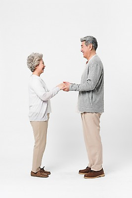 포토 JPG 스튜디오촬영 전신 응시 여자 할아버지 노년 남자 할머니 실내 서기 미소 사람 두명 일상 옆모습 실버라이프 마주보기 손잡기 노부부 다정 한국인 60대 흰배경 70대 노인만 국내포토 라이프스타일 부부 시선 뷰포인트 백그라운드 컨셉 모션 표정 동양인 성인 내부 라이프 흰색 성인만 파일형식